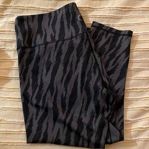 ZYIA light n tight capri leggings